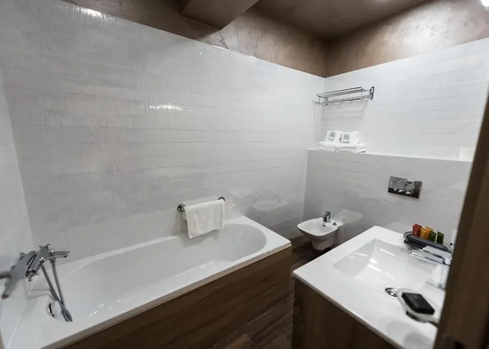 Summer 607 White Tower Daire Mamaia